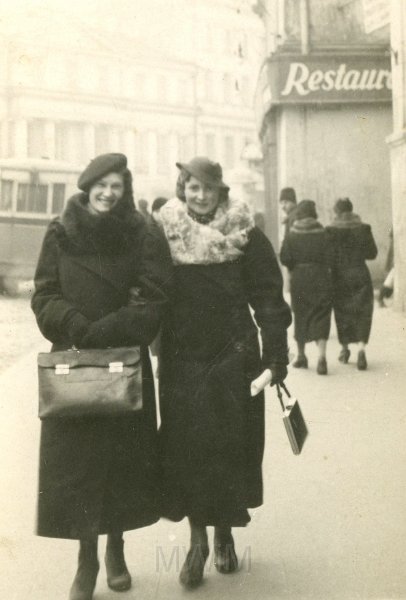 KKE 4823.jpg - Fot. Na ulicy. Emilia Siemaszko – siostra Jadwiga Jarzynowska (z domu Siemaszko) z Janiną Wincz – znajoma rodziny, Wilno, 1938 r.